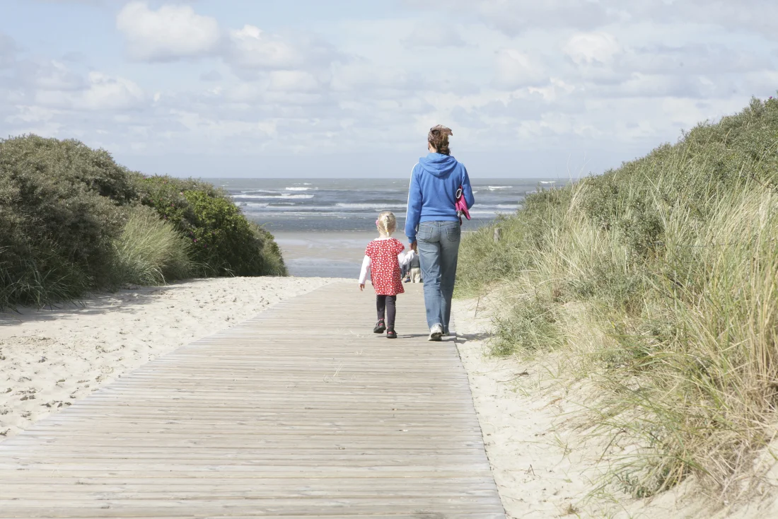 ©bilderstoeckchen_adobestock_25719696 ©bilderstoeckchen_Meer Mutter Kind Strand Ruhe
