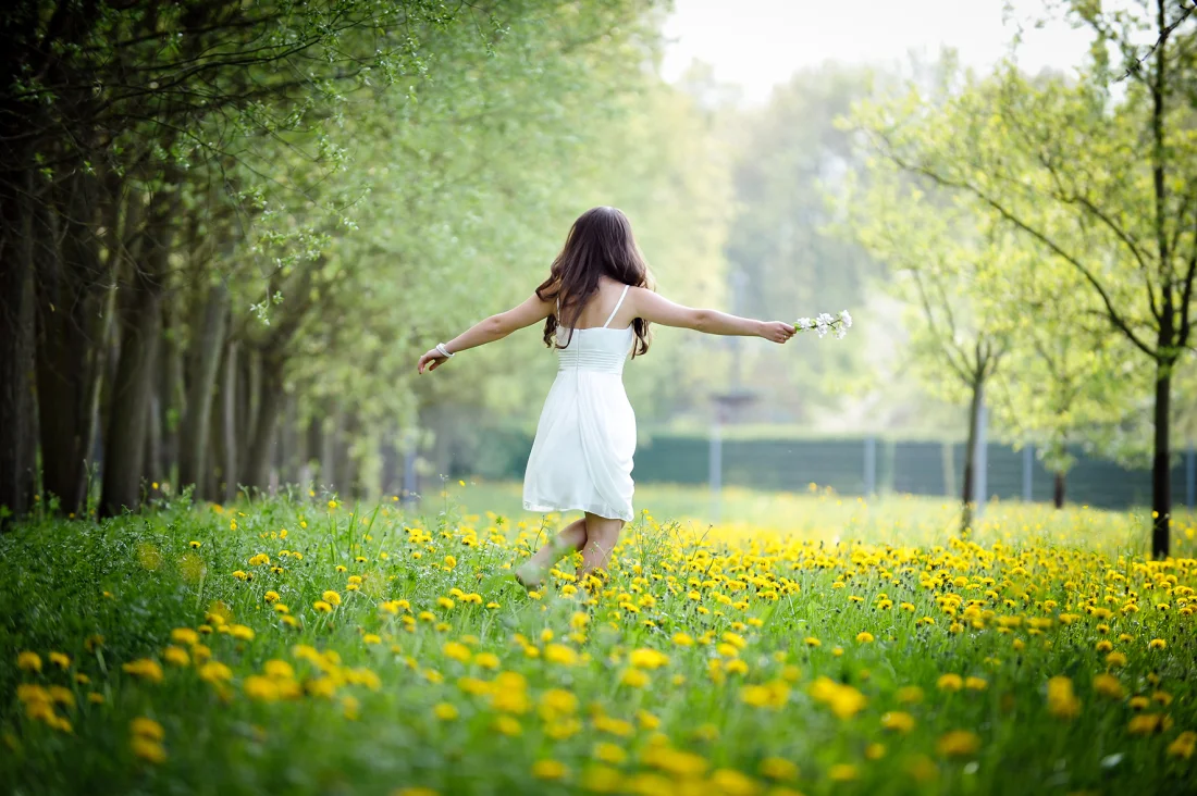 ©ilfotokunst_adobestock_frau_tanzt_auf_wiese ©ilfotokunst_adobestock_frau_tanzt_auf_wiese Natur Glück Erholung Meditation
