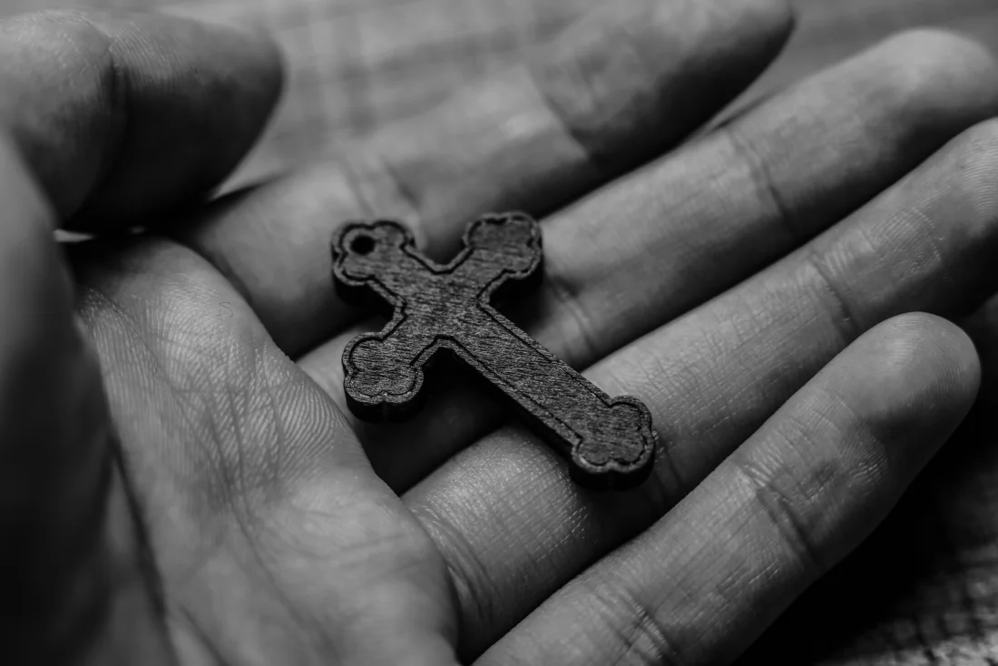 ©christianchan_hand_holding_the_cross_fotolia ©christianchan_hand_holding_the_cross_fotolia Kreuz Hände Glaube Beten