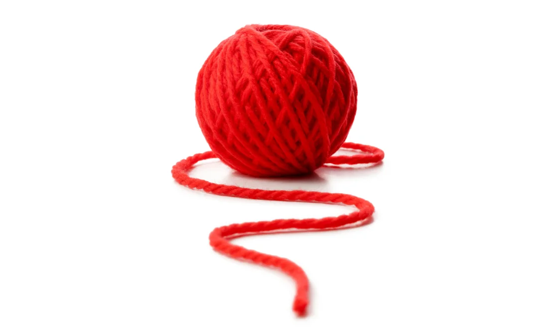 ©malerapaso_iStock_985108066 Roter Faden_Wolle_Wollknäuel_1630x1000px