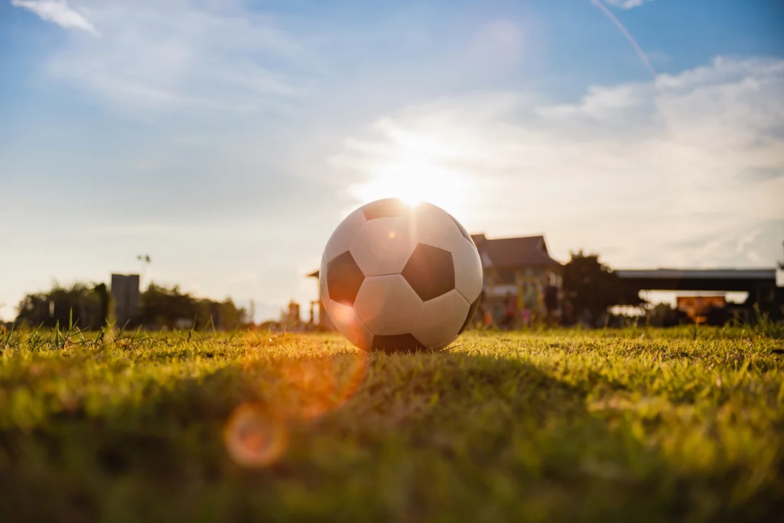 ©nateejindakum AdobeStock_klein Fußball