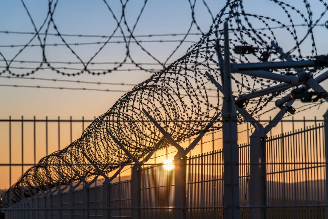 ©phtorxp_pixabay Gefängnis, Zaun, Stacheldraht, Strafvollzug