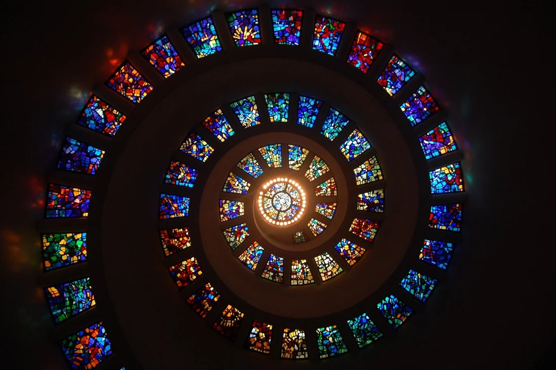 ©stained-glass-gd9b9562cd_1920_pixabay stained glass Kirche Glas Fenster Glaube Religion