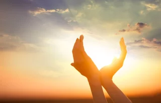 ©fotolia_hands_holding_the_sun_at_dawn Hände Sonne Meditation hoffnung